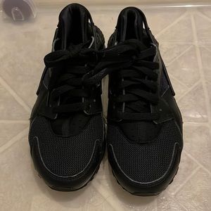 Nike Huarache Black size 5Y Like New